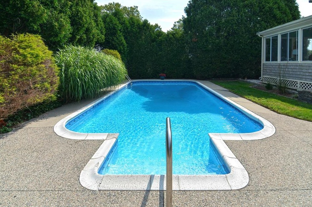 43 Academy Ave, Bristol RI 02809-4102 exterior