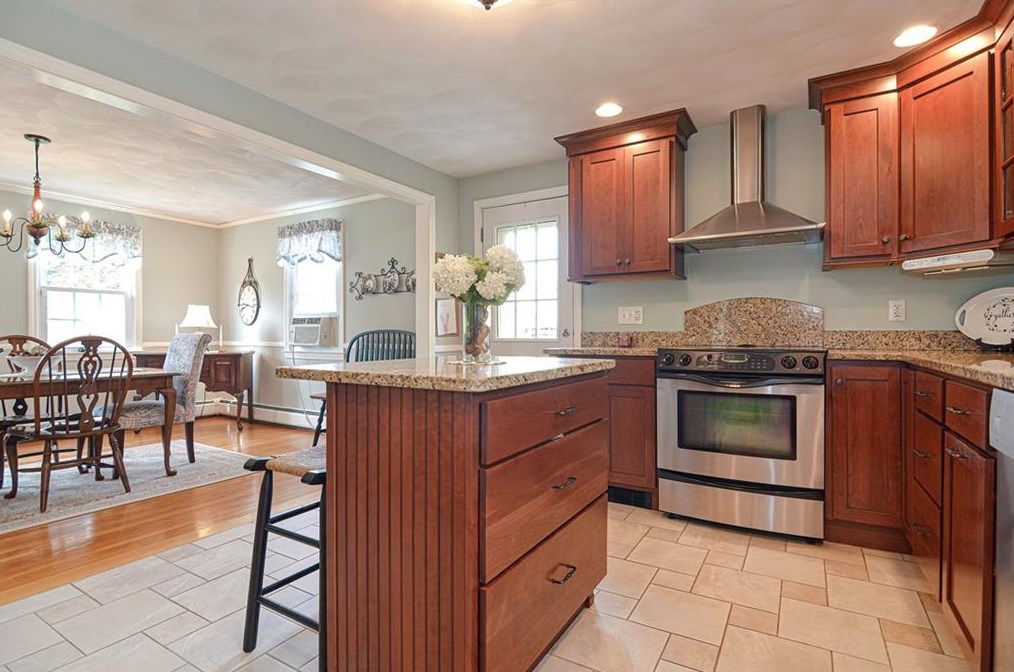 43 Academy Ave, Bristol RI 02809-4102 exterior