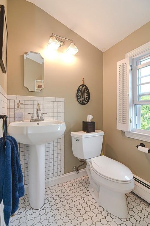 43 Academy Ave, Bristol RI 02809-4102 exterior