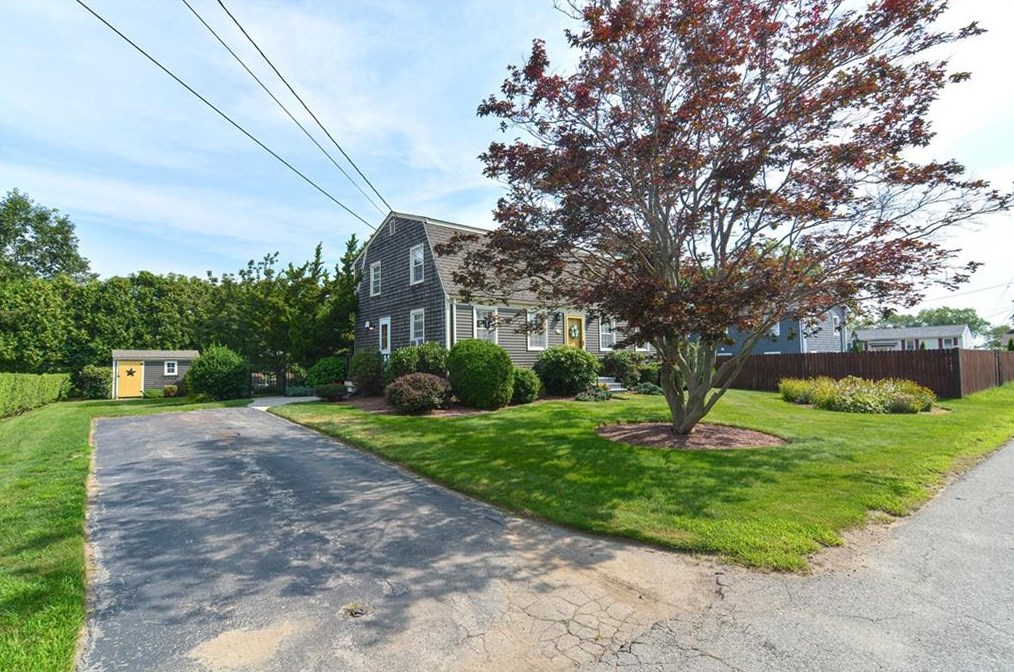 43 Academy Ave, Bristol RI 02809-4102 exterior