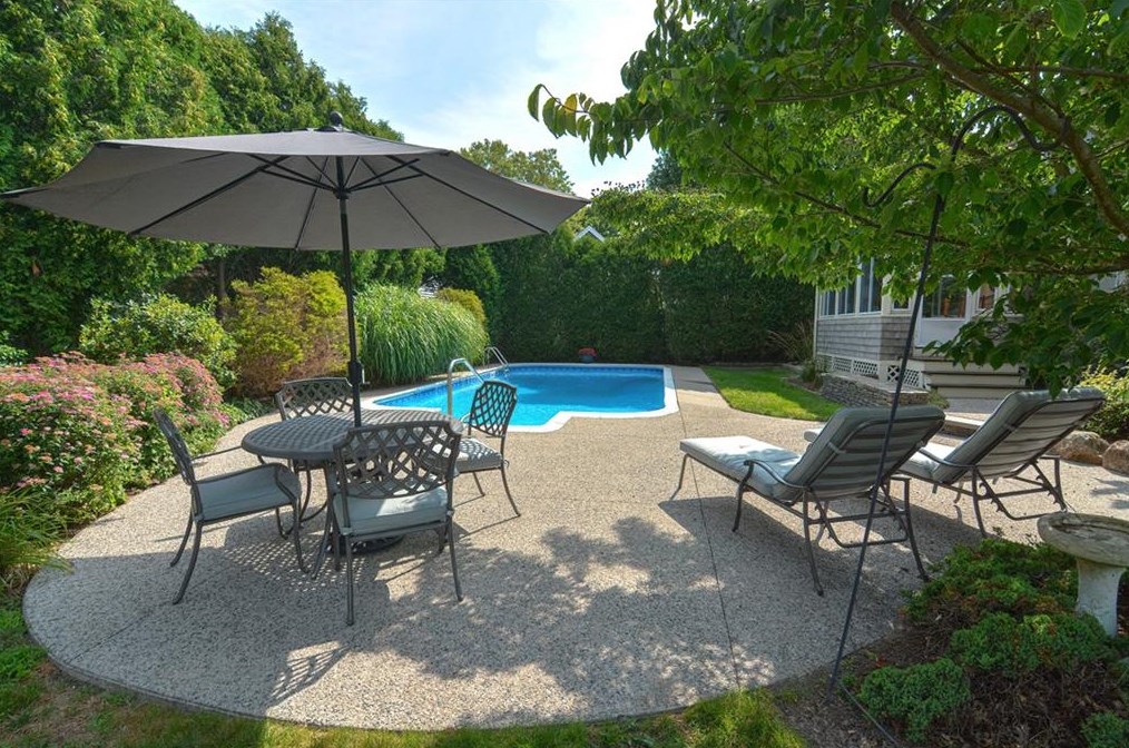 43 Academy Ave, Bristol RI 02809-4102 exterior