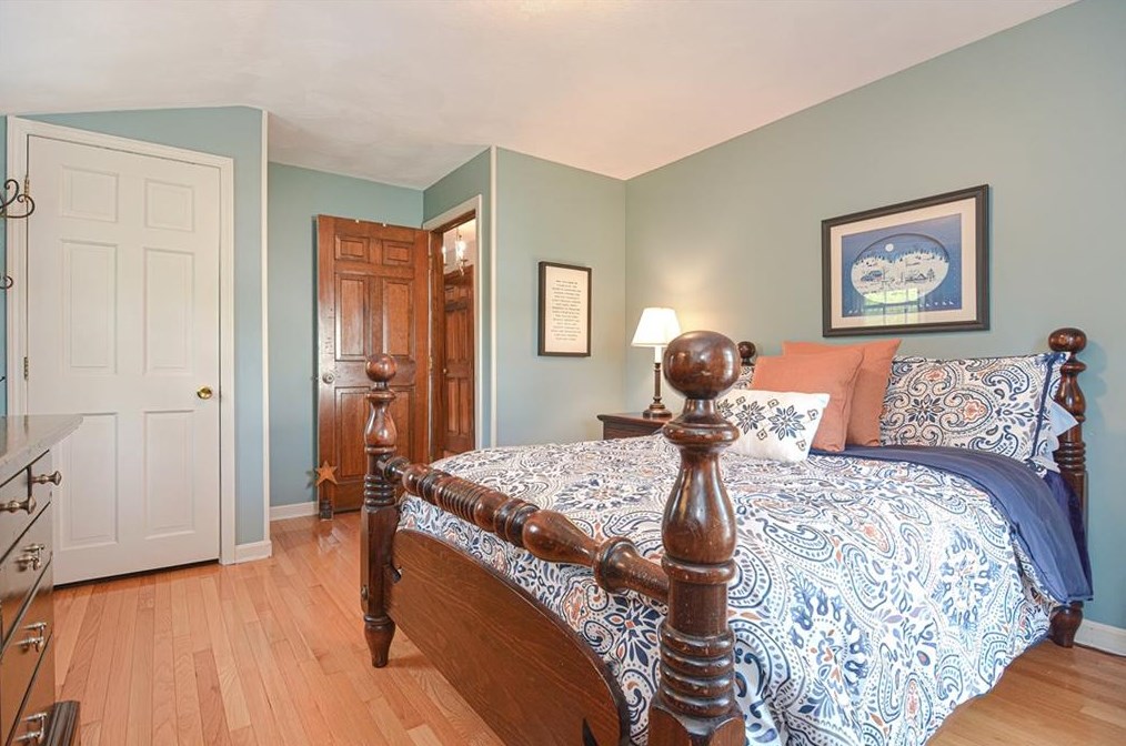 43 Academy Ave, Bristol RI 02809-4102 exterior