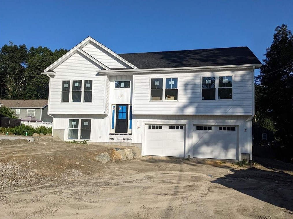 5 Battey Dr, Smithfield, RI 02828 exterior