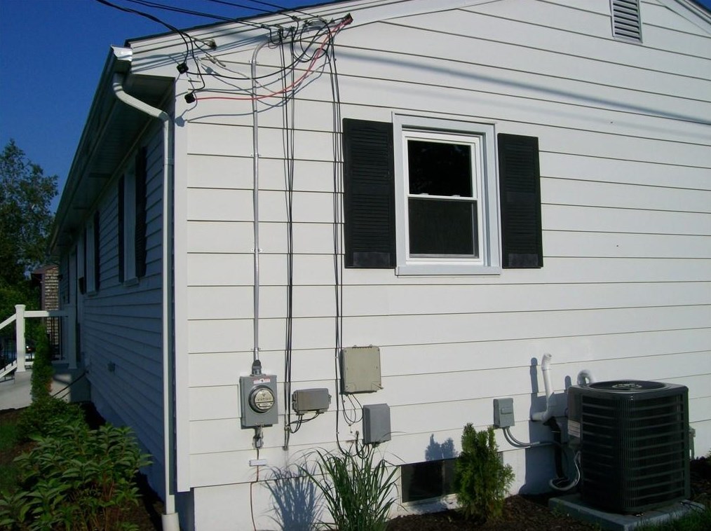 124 Hazelton St, Cranston RI 02920-4816 exterior