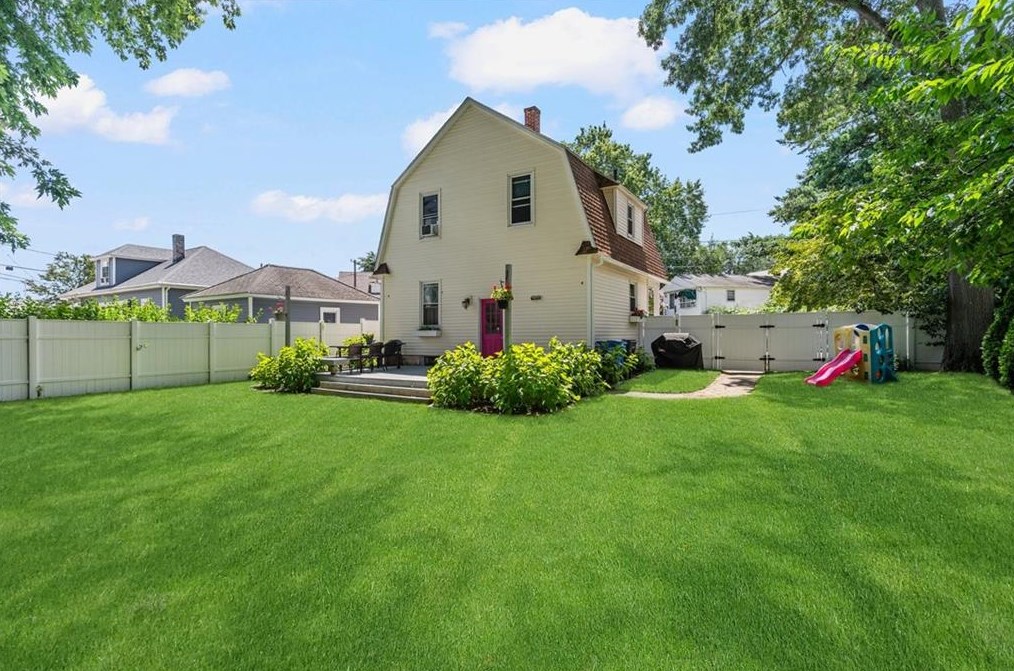 15 Wollaston St, Cranston, RI 02910-2727