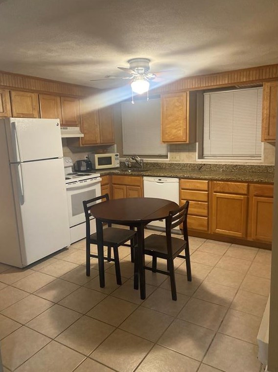 34 Capuano Ave, Cranston, RI 02920-8220