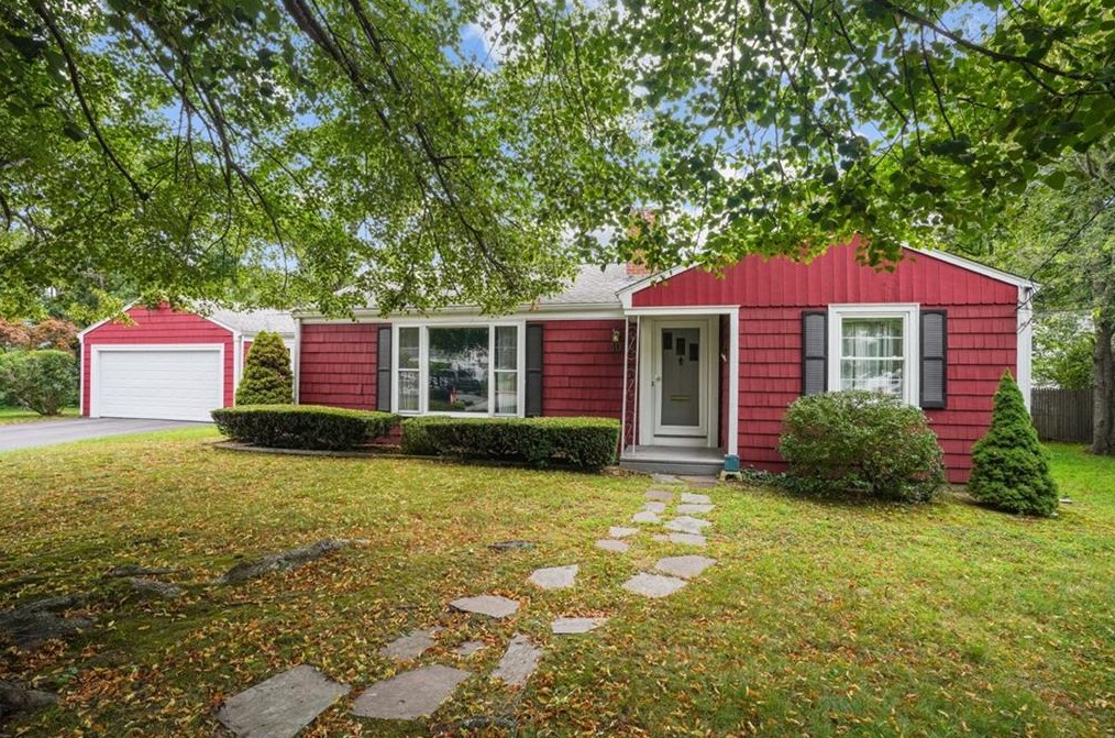 10 Redway Cir, East Providence, RI 02916-3509