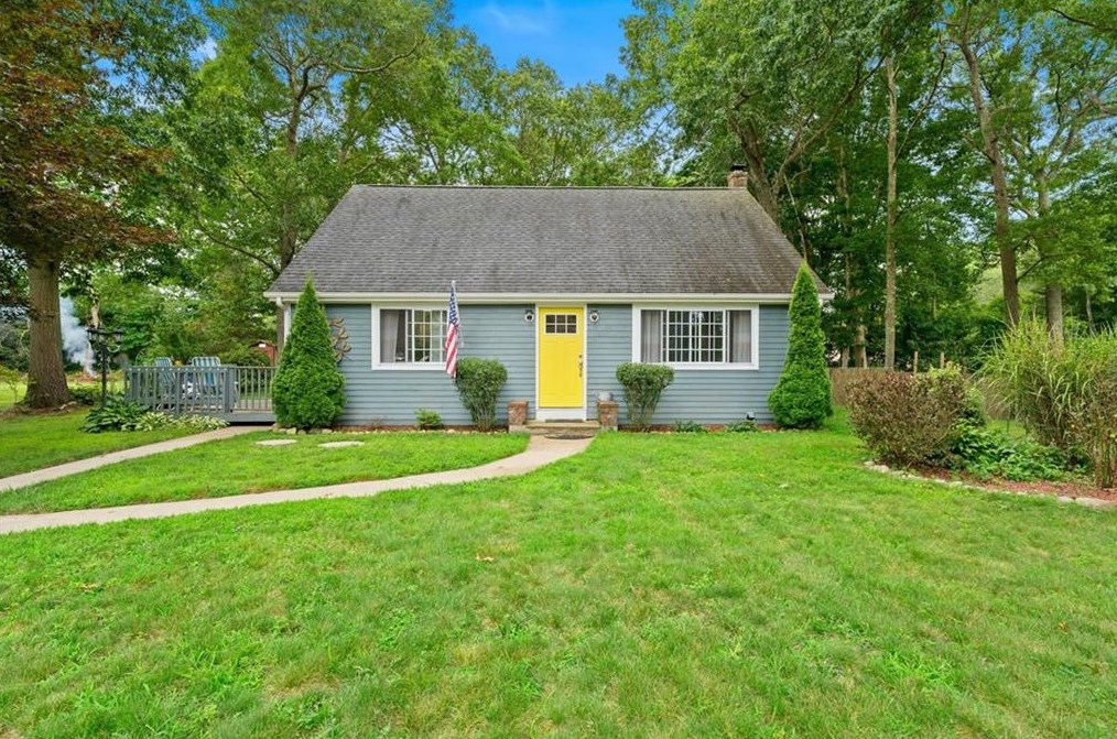 8 Canton St, Westerly, RI 02808