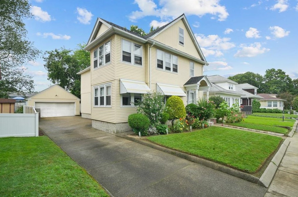 25 Woodbine St, Cranston, RI 02910-1916