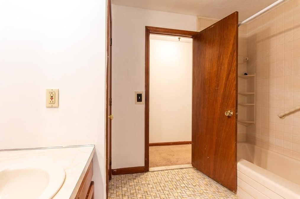 23 Vincent Way, Cranston RI 02921-2582 exterior