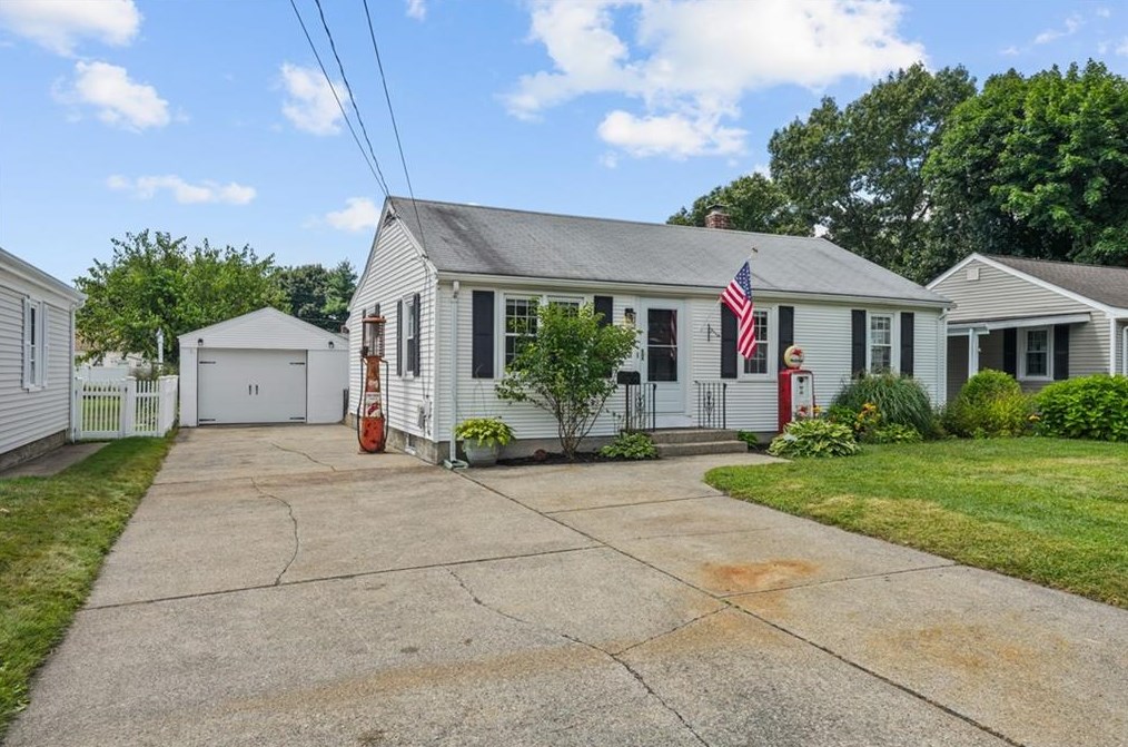 202 Maplecrest Dr, Pawtucket, RI 02861 exterior