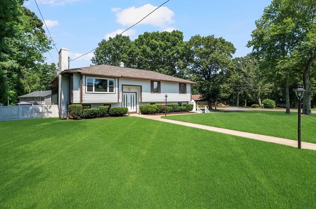 5 Collingwood Dr, Cranston, RI 02921-2610