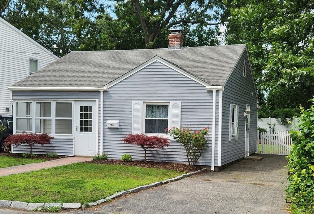 93 Pine Crest Dr, East Providence, RI 02915-2844