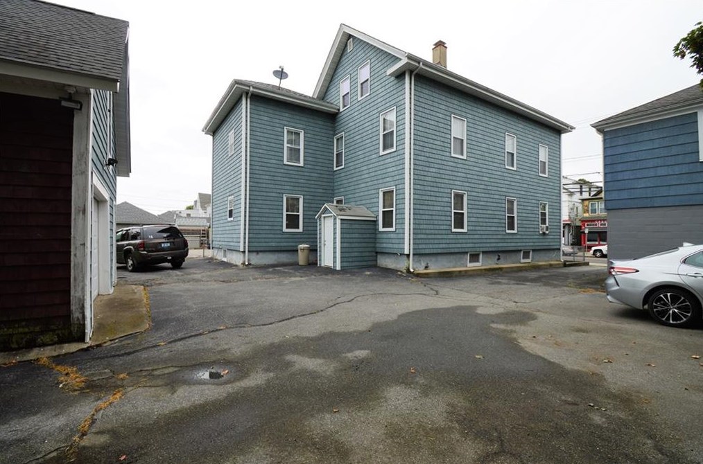 359 Wood St, Bristol RI 02809-2308 exterior