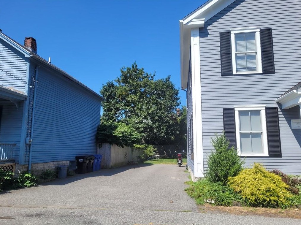 6 Gladding Ct #2, Middletown, RI 02840