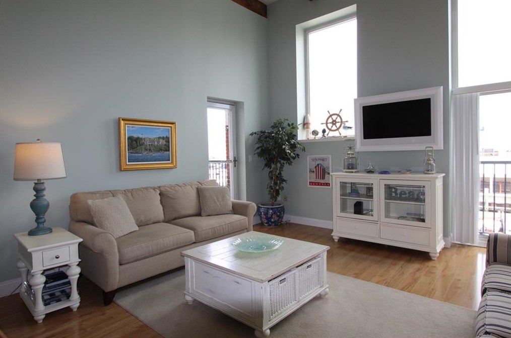 1 Commercial Wharf Apt 32, Middletown, RI 02840
