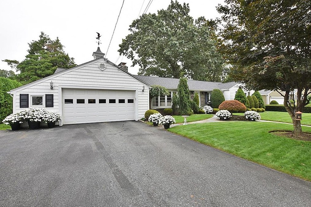 184 Brettonwoods Dr, Cranston, RI 02920-4641