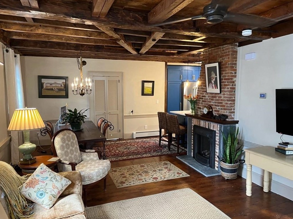 16 Cooke St, Bristol, RI 02809