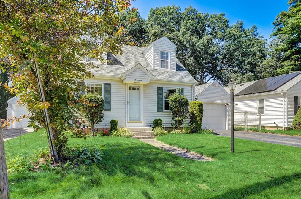 17 Hervey St, Cranston, RI 02920-1117