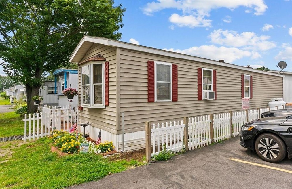 3 Lowell Ave, Pawtucket, RI 02861-4306