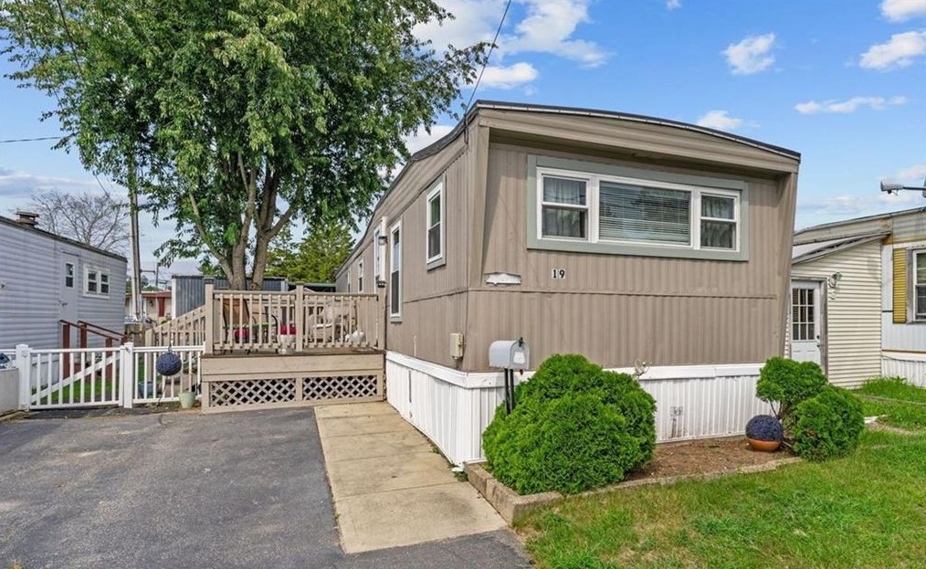 19 Lowell Ave, Pawtucket, RI 02861