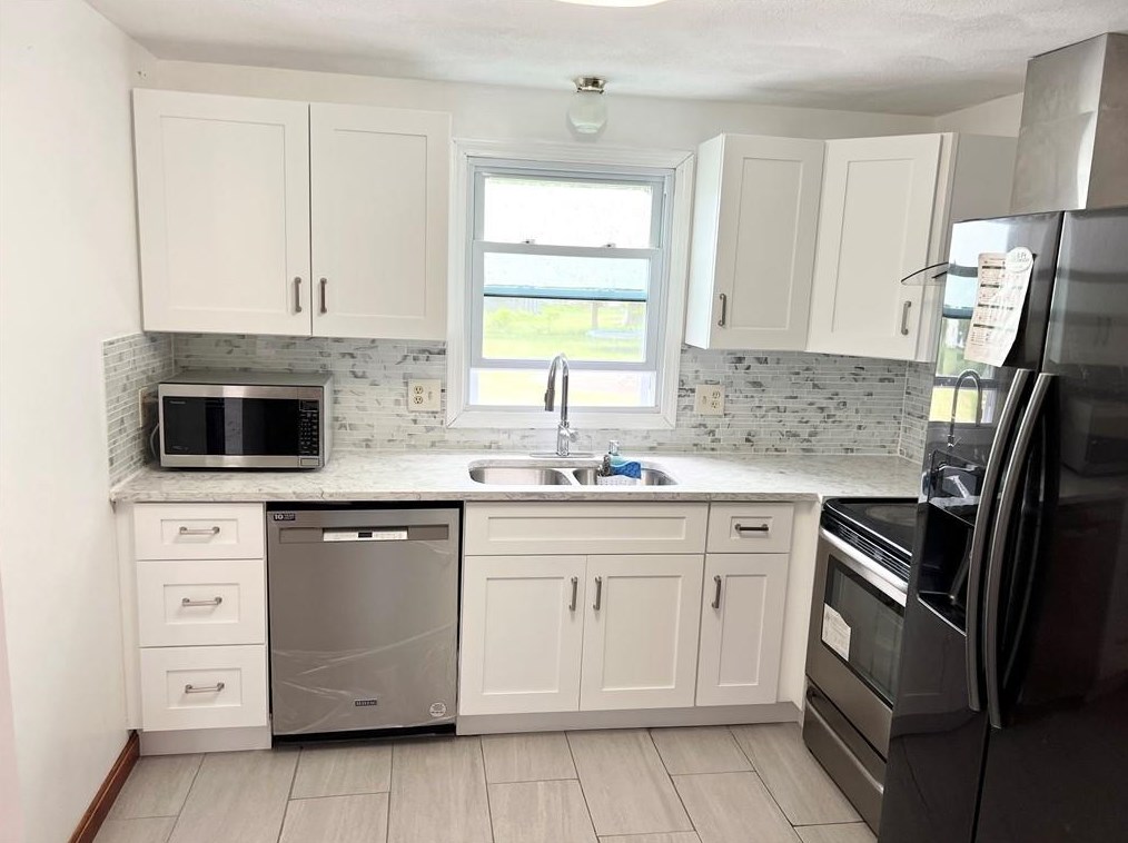 4 Glenna Dr, Smithfield, RI 02917