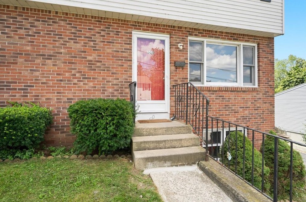 300 Heather St, Cranston, RI 02920