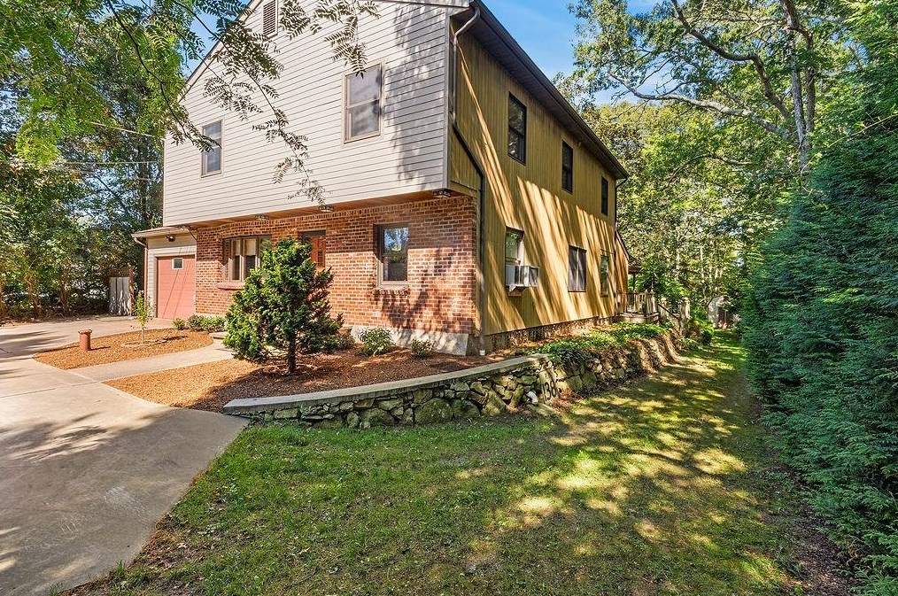 28 Crandall Rd, Tiverton, RI 02878