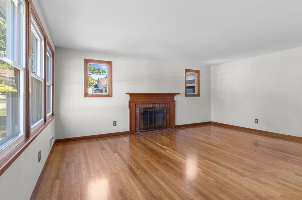 185 Pinecrest Dr, Pawtucket, RI 02861