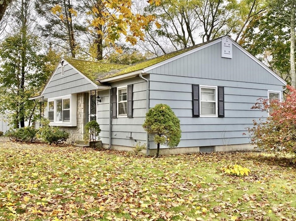 20 Pleasant View Ave, Smithfield RI  02828-1906 exterior