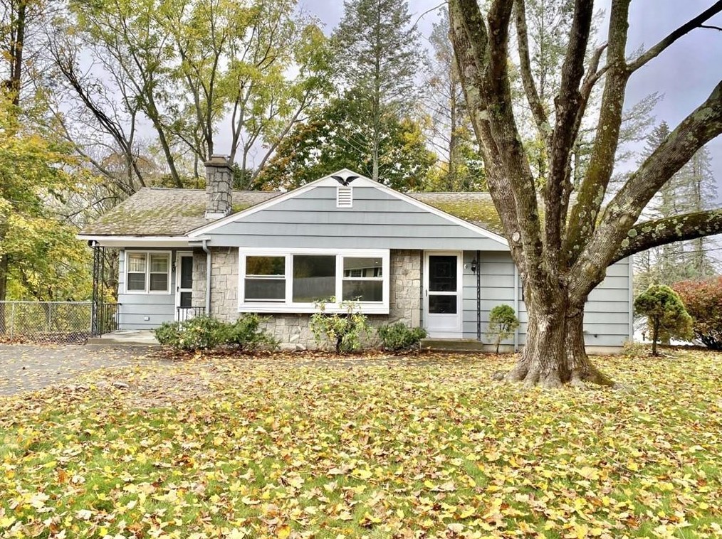 20 Pleasant View Ave, Smithfield RI  02828-1906 exterior