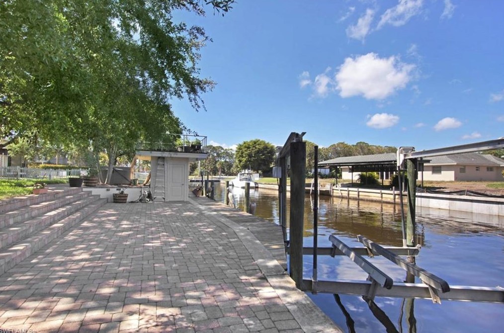 6806 Hibiscus Ln, Fort Myers, FL 33919-1811