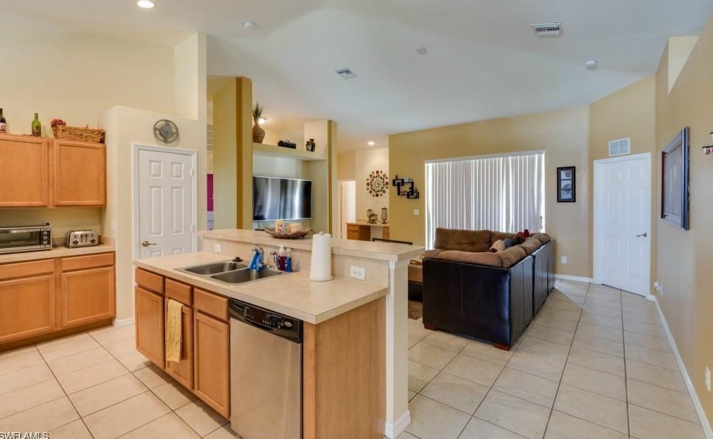 2220 8th Ter, Cape Coral, FL 33990-7709