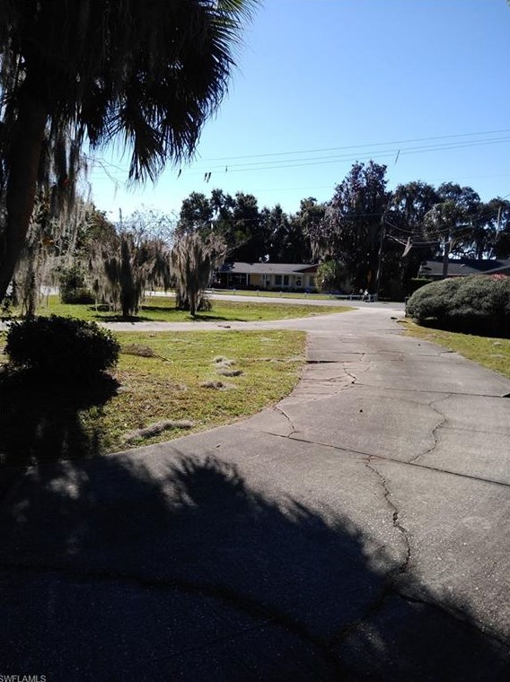 32720 Lakeshore Dr, Tavares, FL 32778