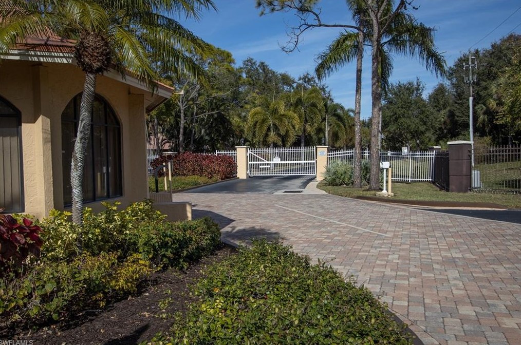 106 Pinebrook Dr, Fort Myers, FL 33907-5966