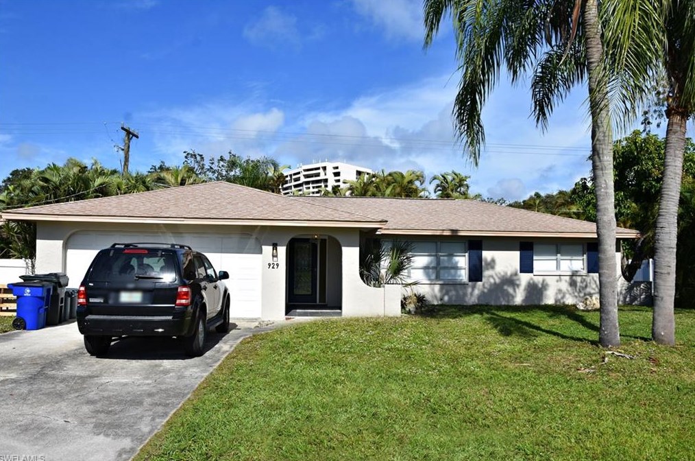 929 Town And River Dr, Fort Myers, FL 33919-5913