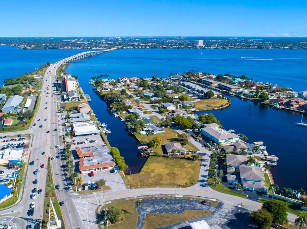 1741 Bikini Ct, Cape Coral, FL 33904-9771