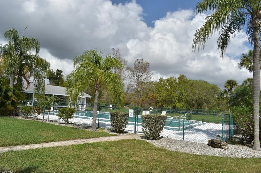 1055 Palm Ave, Fort Myers FL  33903-4369 exterior