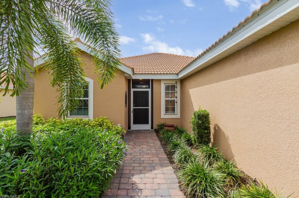 2876 Apple Blossom Dr, Alva, FL 33920-4651