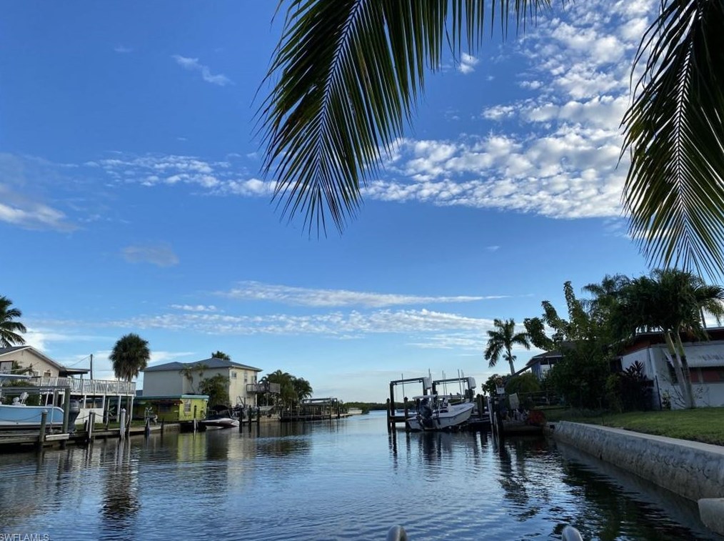 2613 1st St, Cape Coral, FL 33991-0008