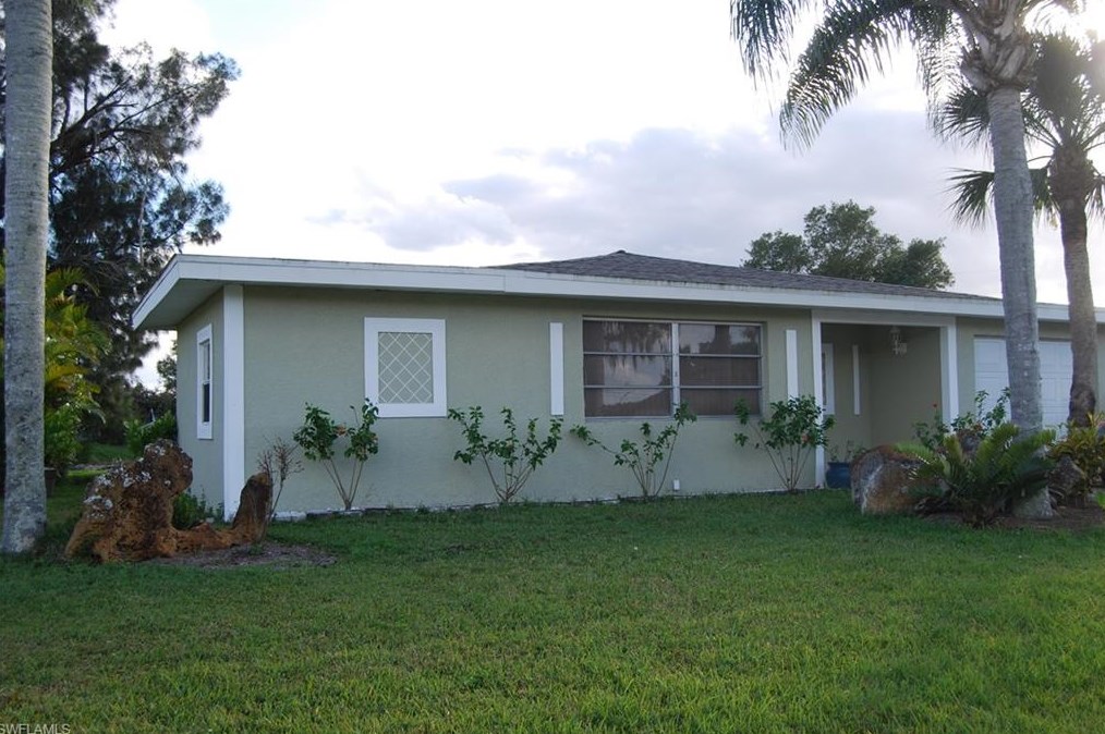 902 Willow Dr, Lehigh Acres, FL 33936