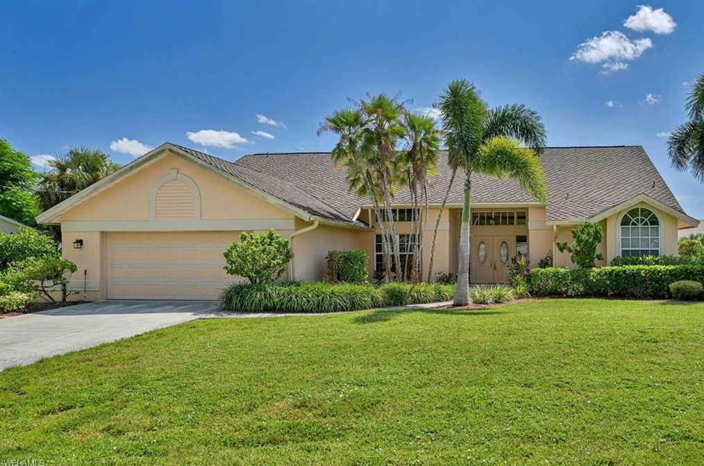 1056 Town And River Dr, Fort Myers, FL 33919-5937