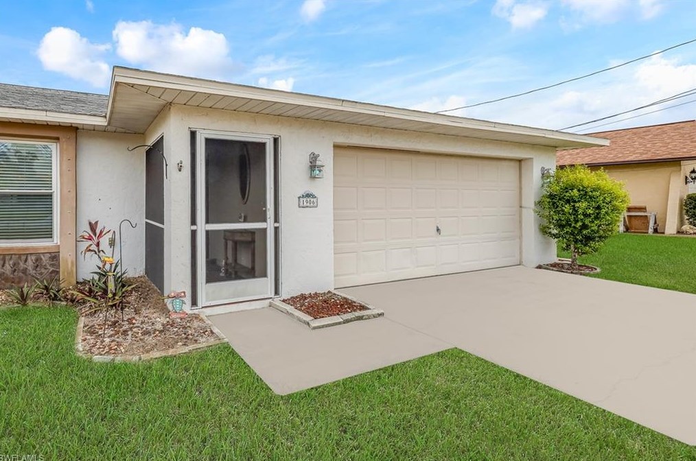 1906 13th St, Cape Coral, FL 33990-1898