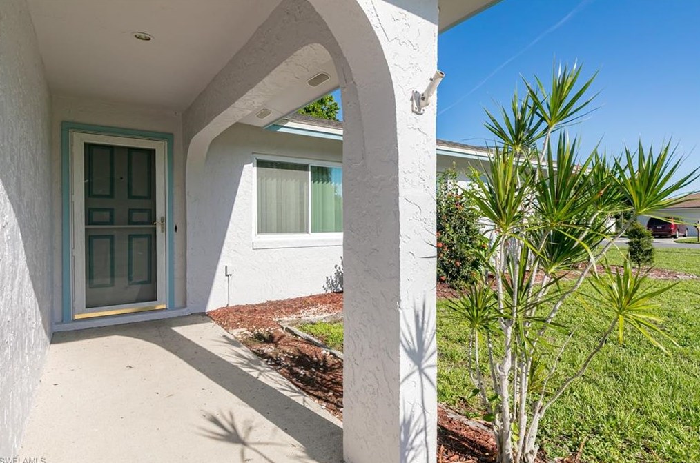 6961 Essex Dr, Fort Myers, FL 33919-6967