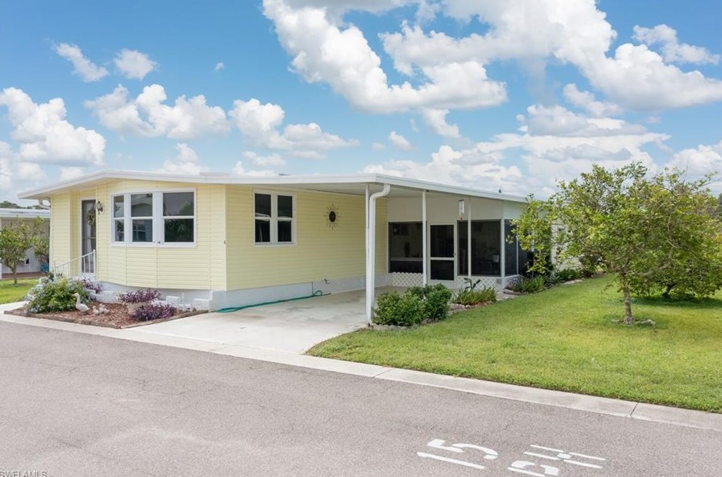 4 Fig St, Alva, FL 33920-5589