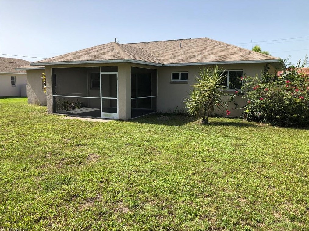 317 24th St, Cape Coral, FL 33990-4207