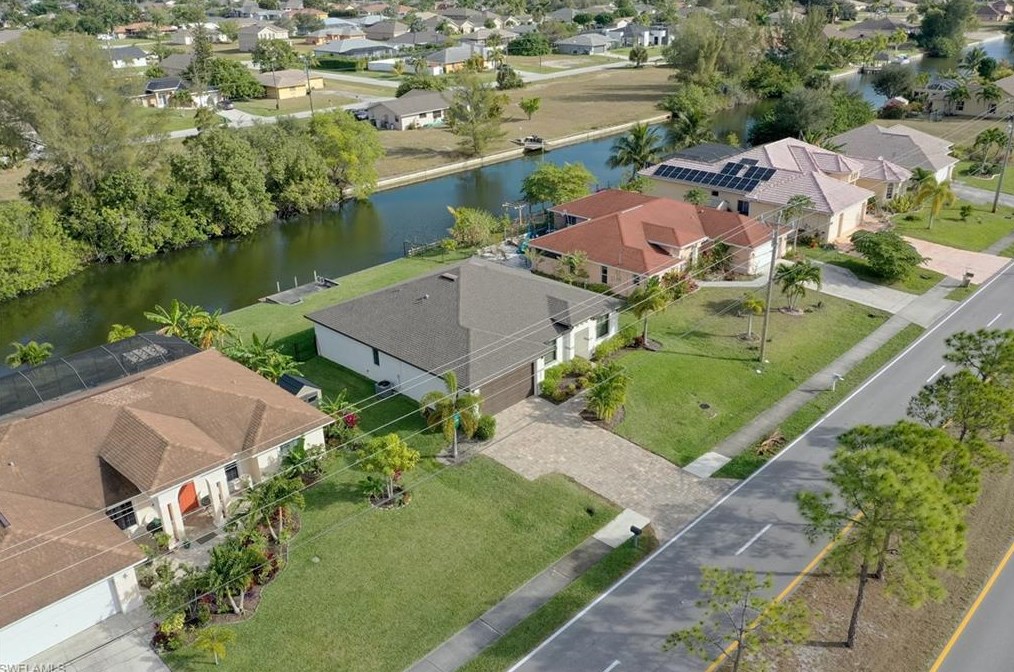 207 Gleason Pkwy, Cape Coral, FL 33914-5055
