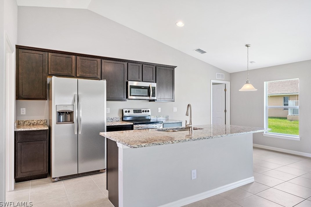 905 32nd St, Cape Coral, FL 33904-2941