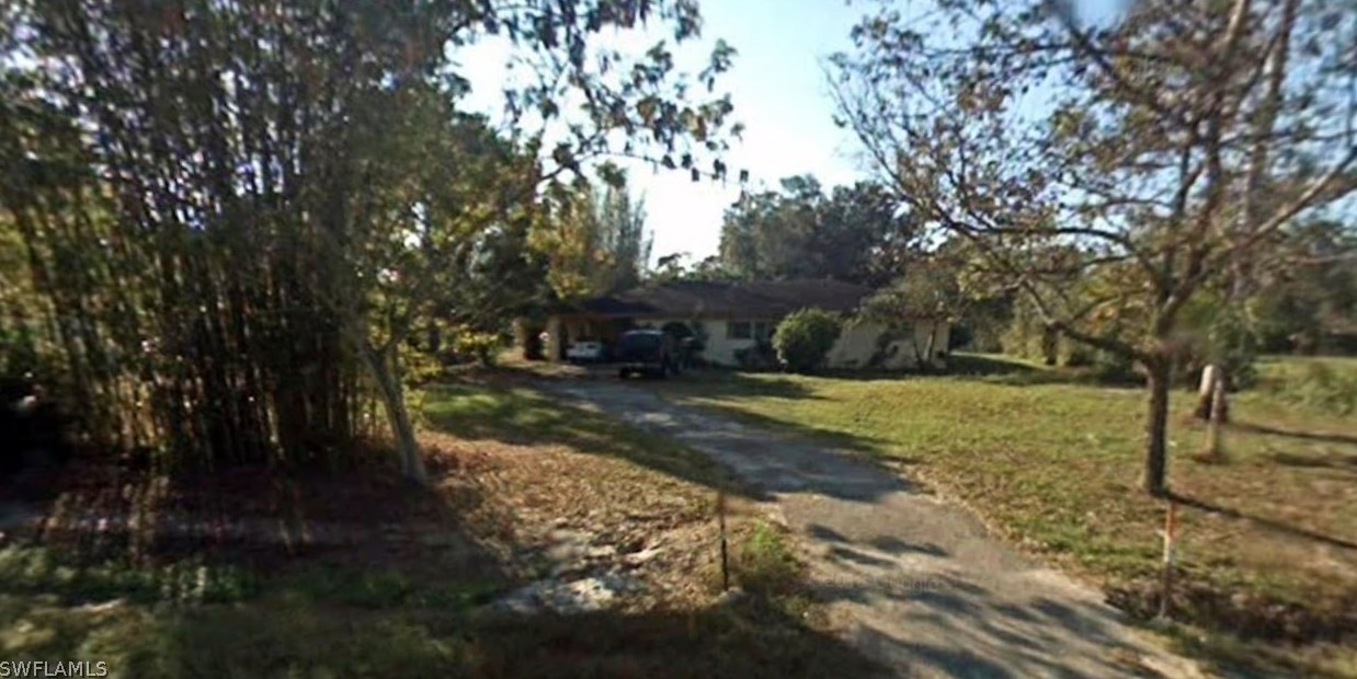 21520 Center St, Alva, FL 33920-5516