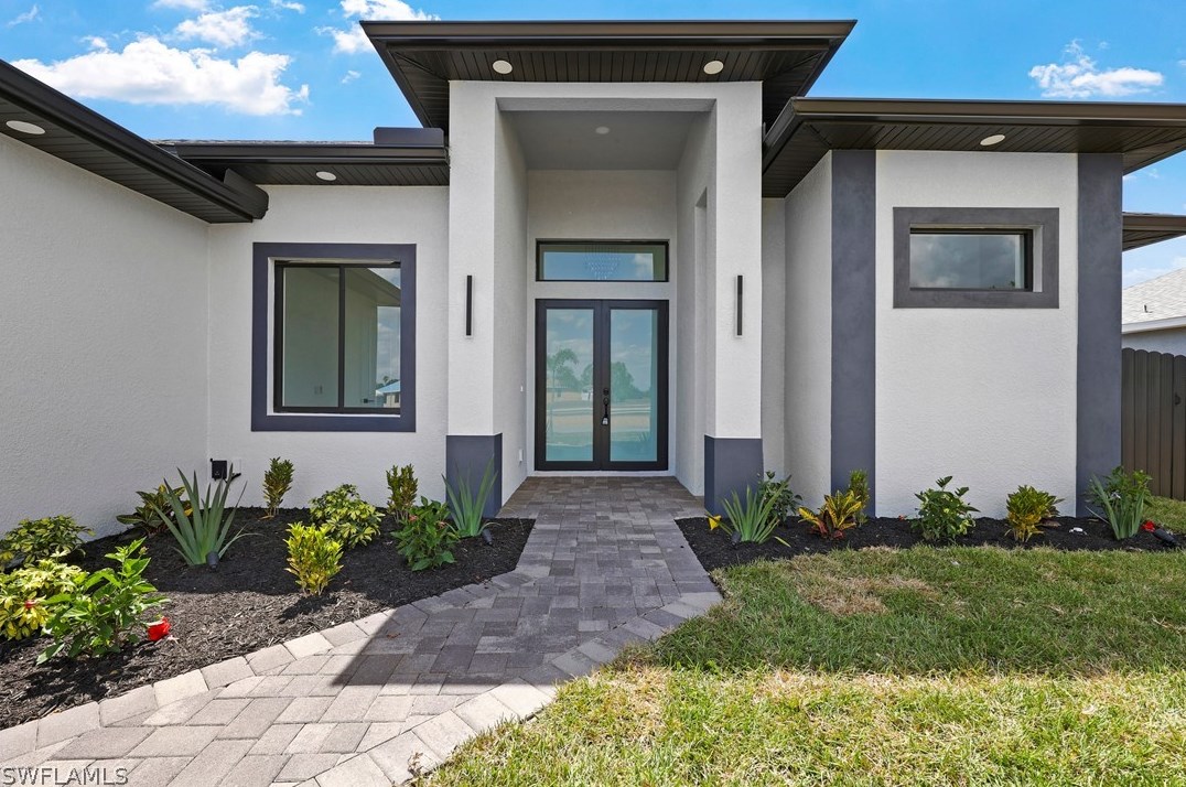 712 Juanita Pl, Cape Coral, FL 33909-0019